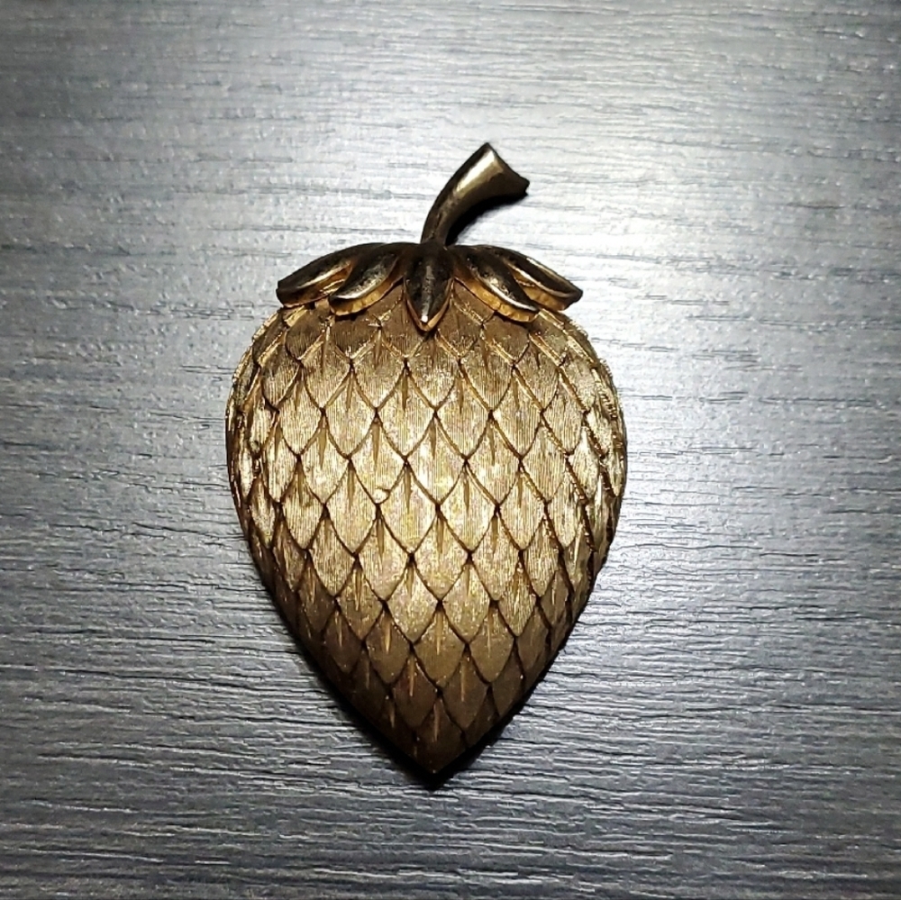 Crown Trifari Gold Tone Strawberry Broochi Pin Fruit Vintage Retro Signed Classy